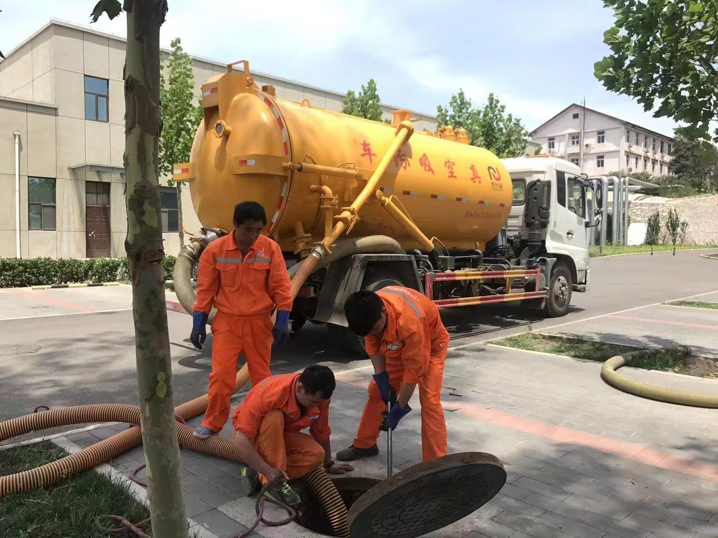 吉阳镇管道疏通车停在窨井附近