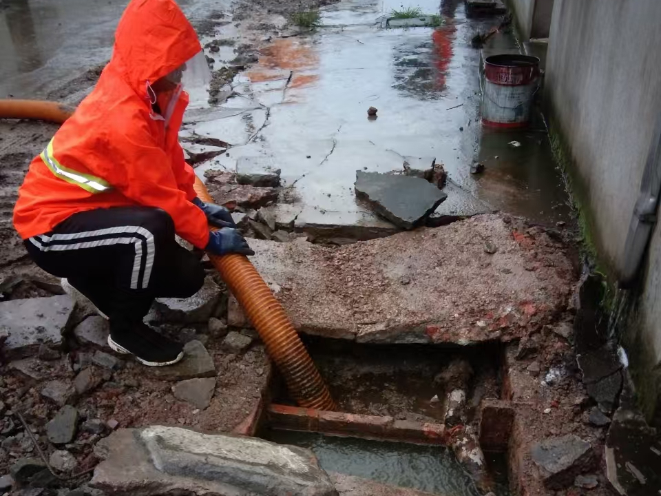 吉阳镇专业清理污水池 炜誉市政以规范流程守护城市 “肠道”