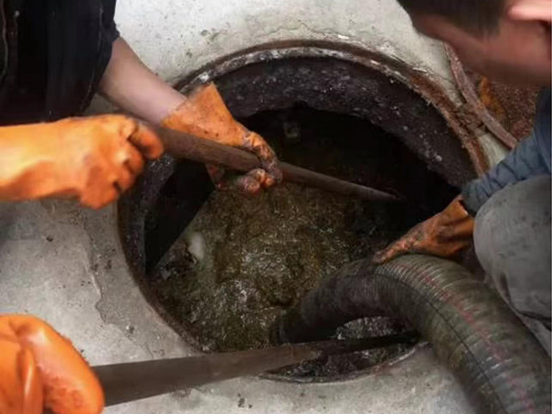 吉阳镇清理化粪池时如何避免沼气的危害？